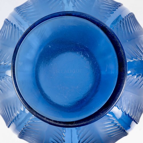 XXe siècle - 1932 René Lalique - Vase Biskra bleu saphir