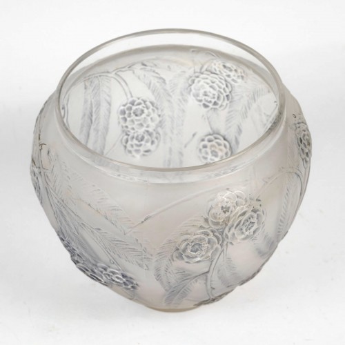 20th century - 1923 René Lalique - Vase Nefliers With Blue Patina