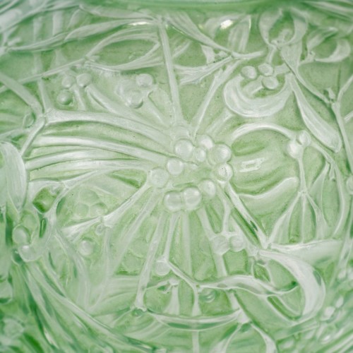 20th century - 1920 René Lalique - Vase Gui Mistletoe With Green Patina