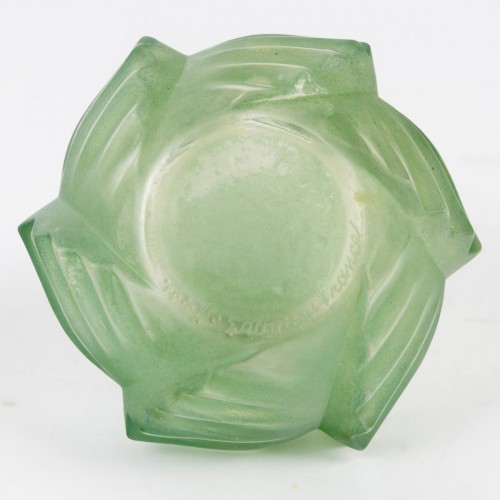 20th century - 1927 René Lalique - Perfume Bottle Camille With Green Patina
