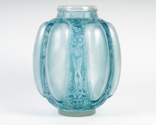 1912 René Lalique - Vase Six Figurines et Masques Verre Blanc Patiné Bleu - Verrerie, Cristallerie Style Art nouveau