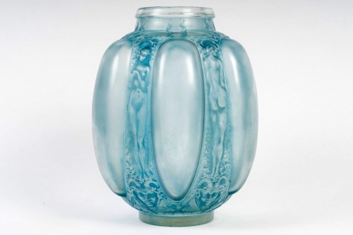 Verrerie, Cristallerie  - 1912 René Lalique - Vase Six Figurines et Masques Verre Blanc Patiné Bleu