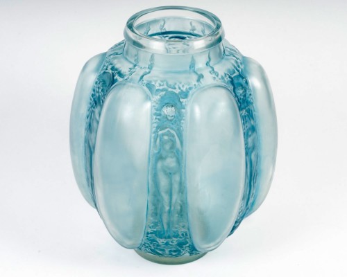 1912 René Lalique - Vase Six Figurines et Masques Verre Blanc Patiné Bleu - BG Arts