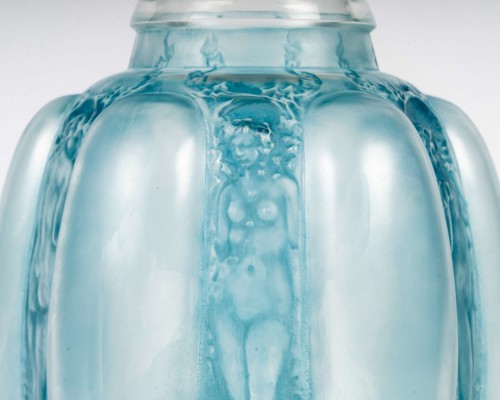 XXe siècle - 1912 René Lalique - Vase Six Figurines et Masques Verre Blanc Patiné Bleu
