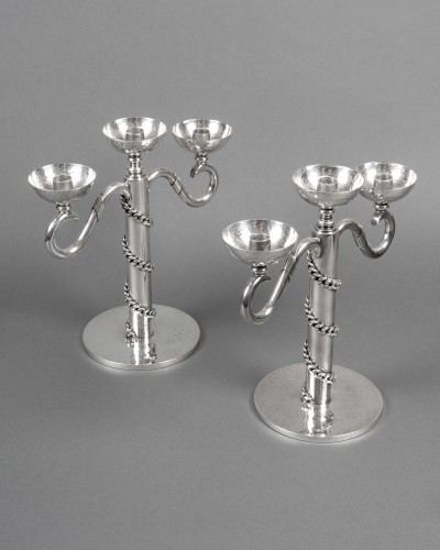 Luminaires Bougeoirs et Chandeliers - Jean Desprès - Paire de candélabres Gourmettes en métal argenté martelé