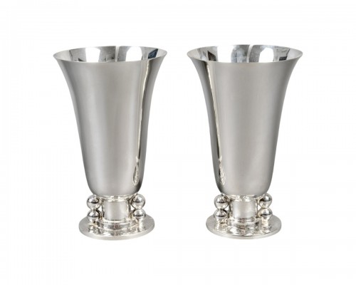Jean Desprès - Paire de Vases Moderniste en métal argenté martelé