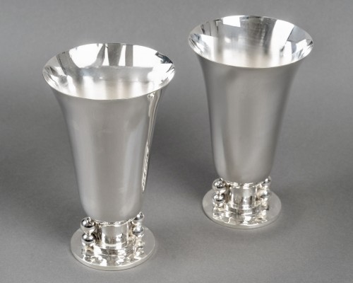 Jean Desprès - Paire de Vases Moderniste en métal argenté martelé - Argenterie et Arts de la table Style Art Déco