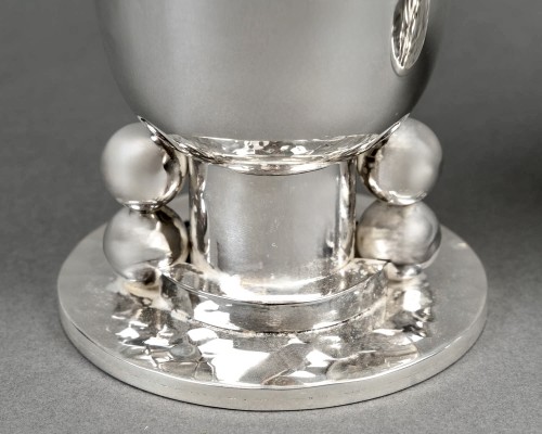 Argenterie et Arts de la table  - Jean Desprès - Paire de Vases Moderniste en métal argenté martelé