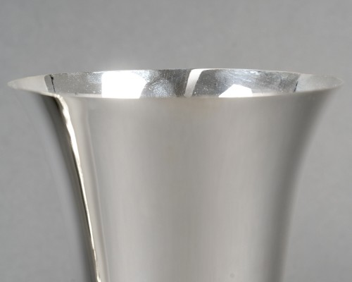 XXe siècle - Jean Desprès - Paire de Vases Moderniste en métal argenté martelé
