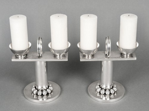 Jean Desprès - Paire de Candélabres bougeoirs Moderniste en métal argenté martelé - Luminaires Style Art Déco
