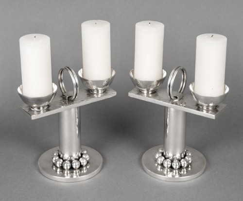 Luminaires Bougeoirs et Chandeliers - Jean Desprès - Paire de Candélabres bougeoirs Moderniste en métal argenté martelé