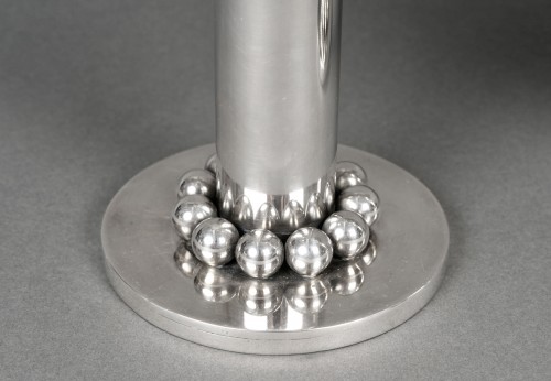XXe siècle - Jean Desprès - Paire de Candélabres bougeoirs Moderniste en métal argenté martelé