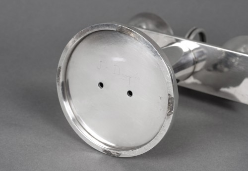 Jean Desprès - Paire de Candélabres bougeoirs Moderniste en métal argenté martelé - Art Déco