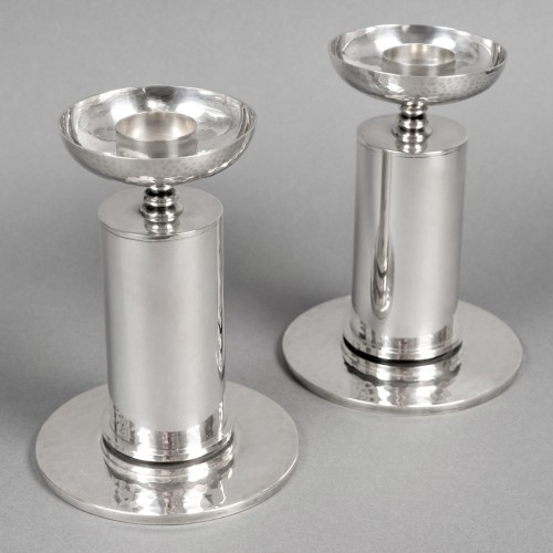 Jean Desprès - Paire de Bougeoirs Moderniste en métal argenté martelé  - Luminaires Style Art Déco