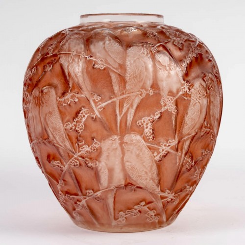 1919 René Lalique - Vase Perruches Parrots Glass With Coral Pink Patina - Glass & Crystal Style Art Déco