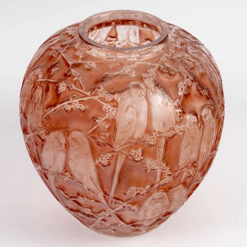 Glass & Crystal  - 1919 René Lalique - Vase Perruches Parrots Glass With Coral Pink Patina