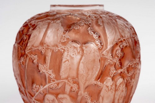 1919 René Lalique - Vase Perruches Parrots Glass With Coral Pink Patina - 