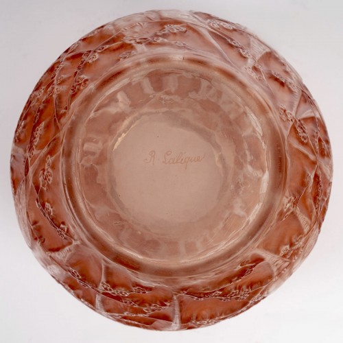 20th century - 1919 René Lalique - Vase Perruches Parrots Glass With Coral Pink Patina