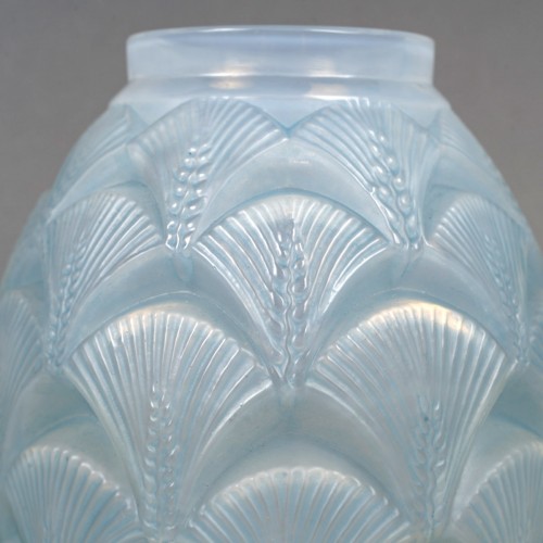 Glass & Crystal  - 1932 René Lalique - Vase Herblay