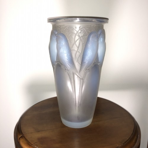 20th century - 1924 René Lalique Ceylan Vase in Opalescent Glass - Parrots