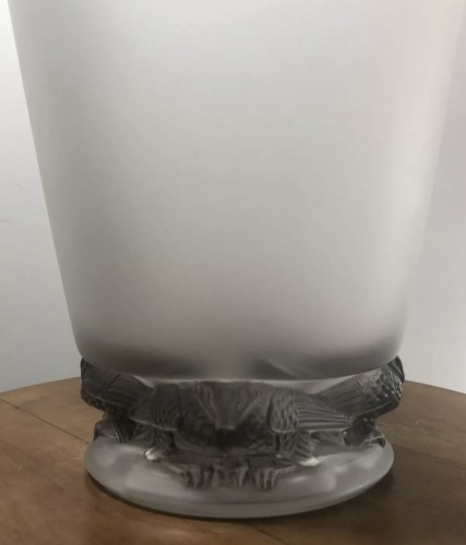 20th century - 1938 Rene Lalique Frise Aigles Vase Frosted Glass with Grey Stain - Eagles