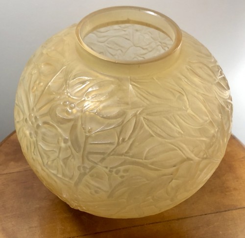 Art Déco - 1920 Rene Lalique Gui Vase in Yellow &amp; Opalescent Glass - Mistletoe