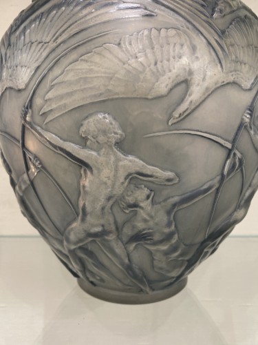 Verrerie, Cristallerie  - 1920 René Lalique -  Vase Archers verre patiné bleu