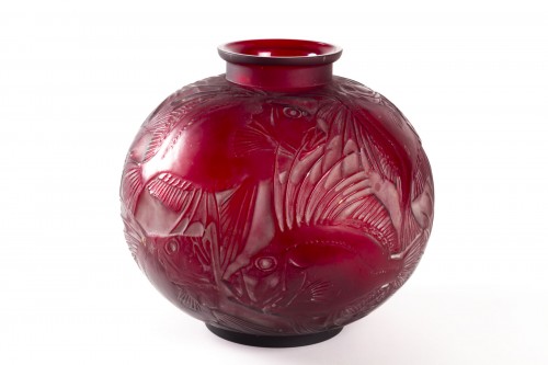 Verrerie, Cristallerie  - René Lalique - Vase Poissons verre rouge cerise double couche 1921