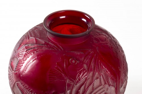 Rene Lalique cased cherry red glass poissons vase 1921  - 