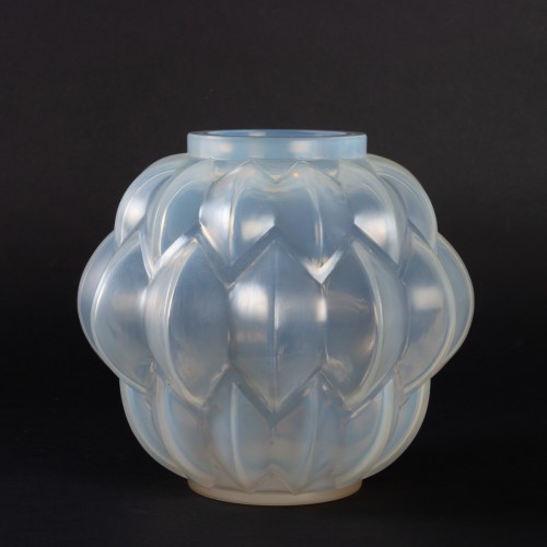 Antiquités - 1927 Rene Lalique Nivernais Vase in Triple Cased Opalescent Glass