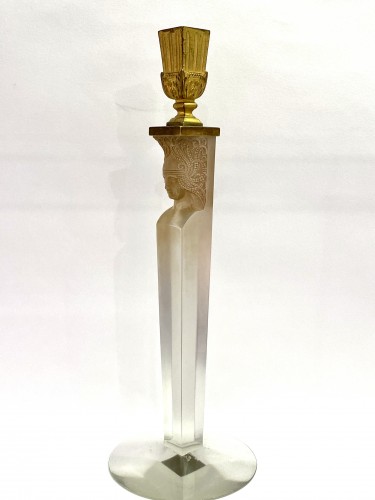Verrerie, Cristallerie  - 1923 René Lalique - Chandelier bougeoir Cariatide en verre blanc patiné sépia