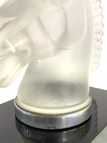 1929 René Lalique - Mascotte Serre-Livres Longchamp B verre blanc socle verre noir - BG Arts