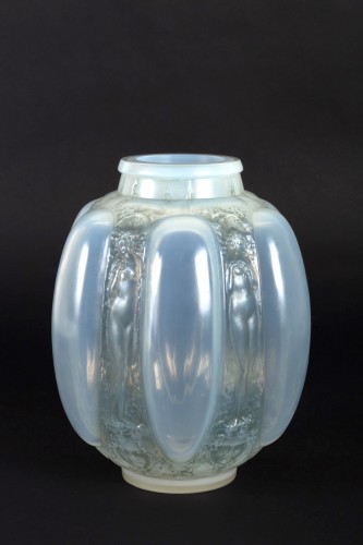 20th century - 1912 René Lalique - Vase Six Figurines Et Masques Cased Opalescent Glass