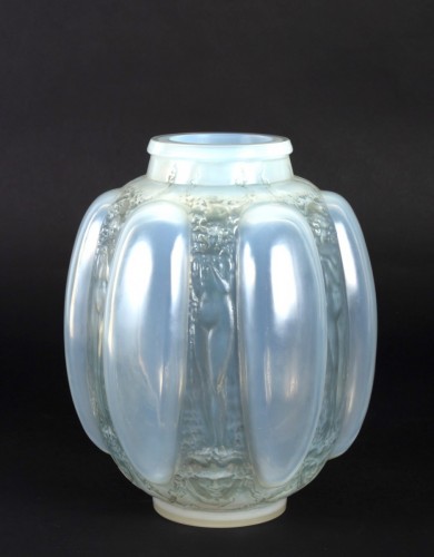 Antiquités - 1912 René Lalique - Vase six figurines et masques en verre opalescent
