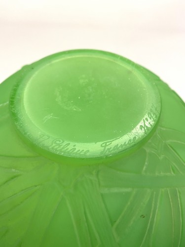 XXe siècle - 1924 René Lalique - Vase Druide verre vert jade triple couche