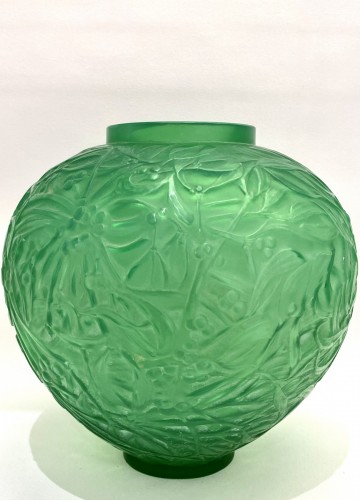 20th century - 1920 René Lalique - Vase Gui Triple Cased Jade Green Glass