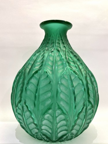 20th century - 1927 René Lalique - Vase Malesherbes Emerald Green Glass White Patina