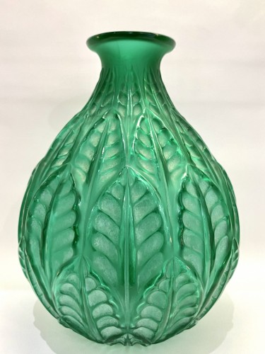 Art Déco - 1927 René Lalique - Vase Malesherbes vert émeraude patiné blanc