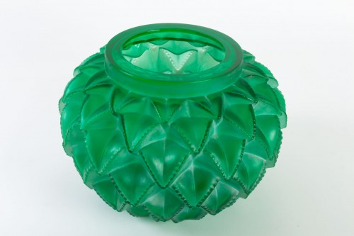 20th century - 1929 René Lalique - Vase Languedoc Emerald Green Glass Patina White