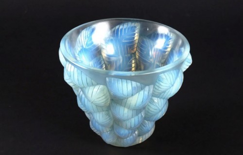 1927 René Lalique - Vase Moissac Opalescent Glass With Blue Patina - 
