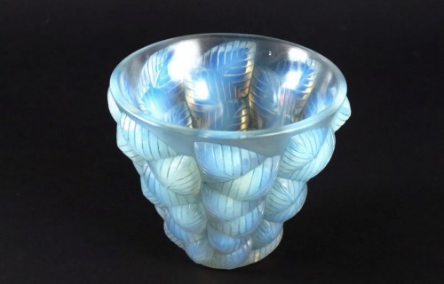 1927 René Lalique - Vase Moissac Verre Opalescent Patiné Bleu - BG Arts