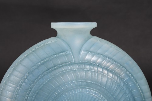 Glass & Crystal  - 1920 René Lalique - Vase &quot;Escargot&quot; 