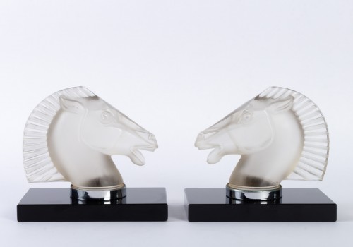 1929 René Lalique -  Paire de mascottes serre-Livres « Longchamp B »  - Verrerie, Cristallerie Style Art Déco