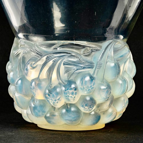 Glass & Crystal  - 1930 René Lalique - Vase Cerises