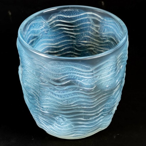 XXe siècle - 1932 René Lalique - Vase Dauphins Verre Opalescent Patiné Bleu