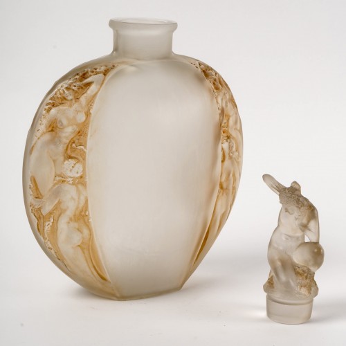 Verrerie, Cristallerie  - 1920 René Lalique Vase Méplat Sirènes avec bouchon figurine