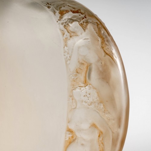 XXe siècle - 1920 René Lalique Vase Méplat Sirènes avec bouchon figurine