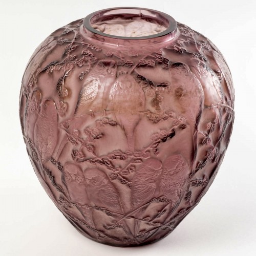 Verrerie, Cristallerie  - 1919 René Lalique - Vase Perruches Verre Améthyste Patiné Blanc