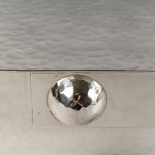 Jean Desprès (1889-1980) - boîte coffret "Moderniste" en métal argenté martelé - Argenterie et Arts de la table Style Art Déco