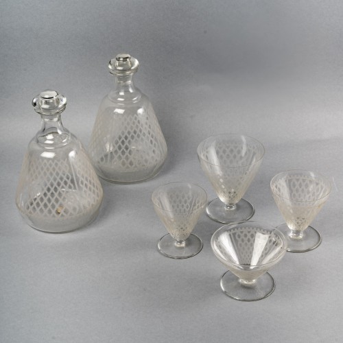 Baccarat - Service Alhambra en cristal gravé - 42 pièces ( 40 verres - 2 carafes) - Verrerie, Cristallerie Style Art Déco